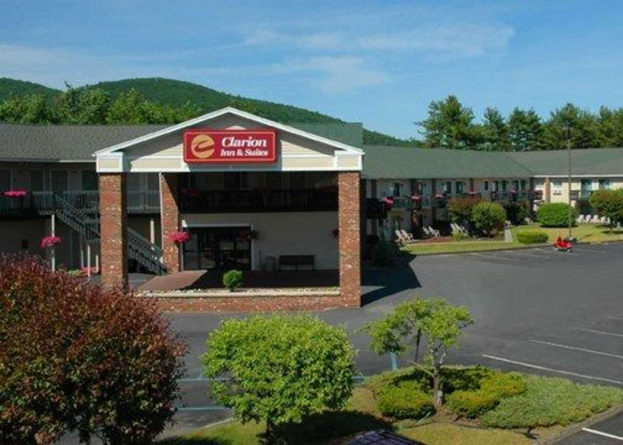 Clarion Inn & Suites At The Outlets Of Lake George Exterior foto