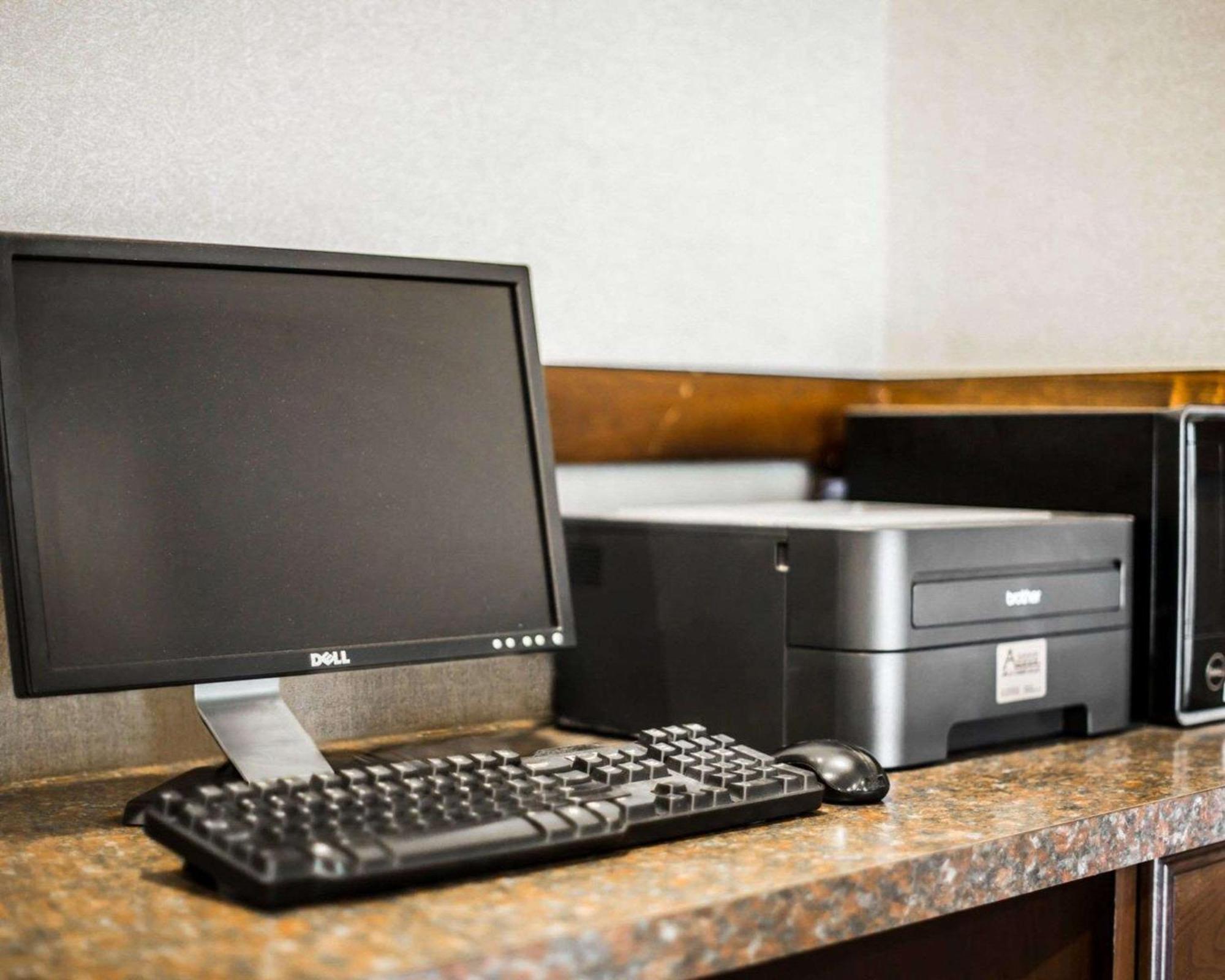 Clarion Inn & Suites At The Outlets Of Lake George Exterior foto
