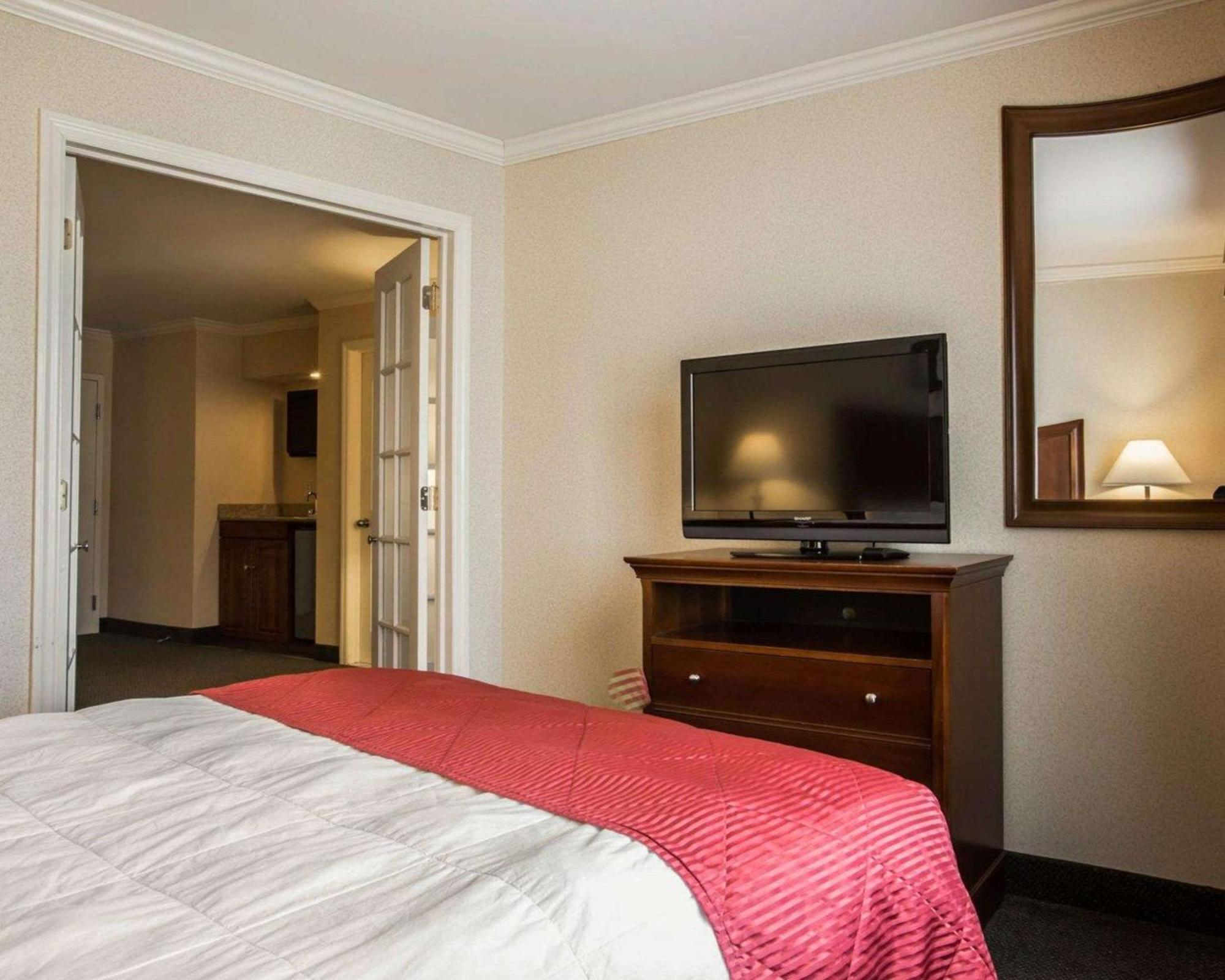 Clarion Inn & Suites At The Outlets Of Lake George Exterior foto