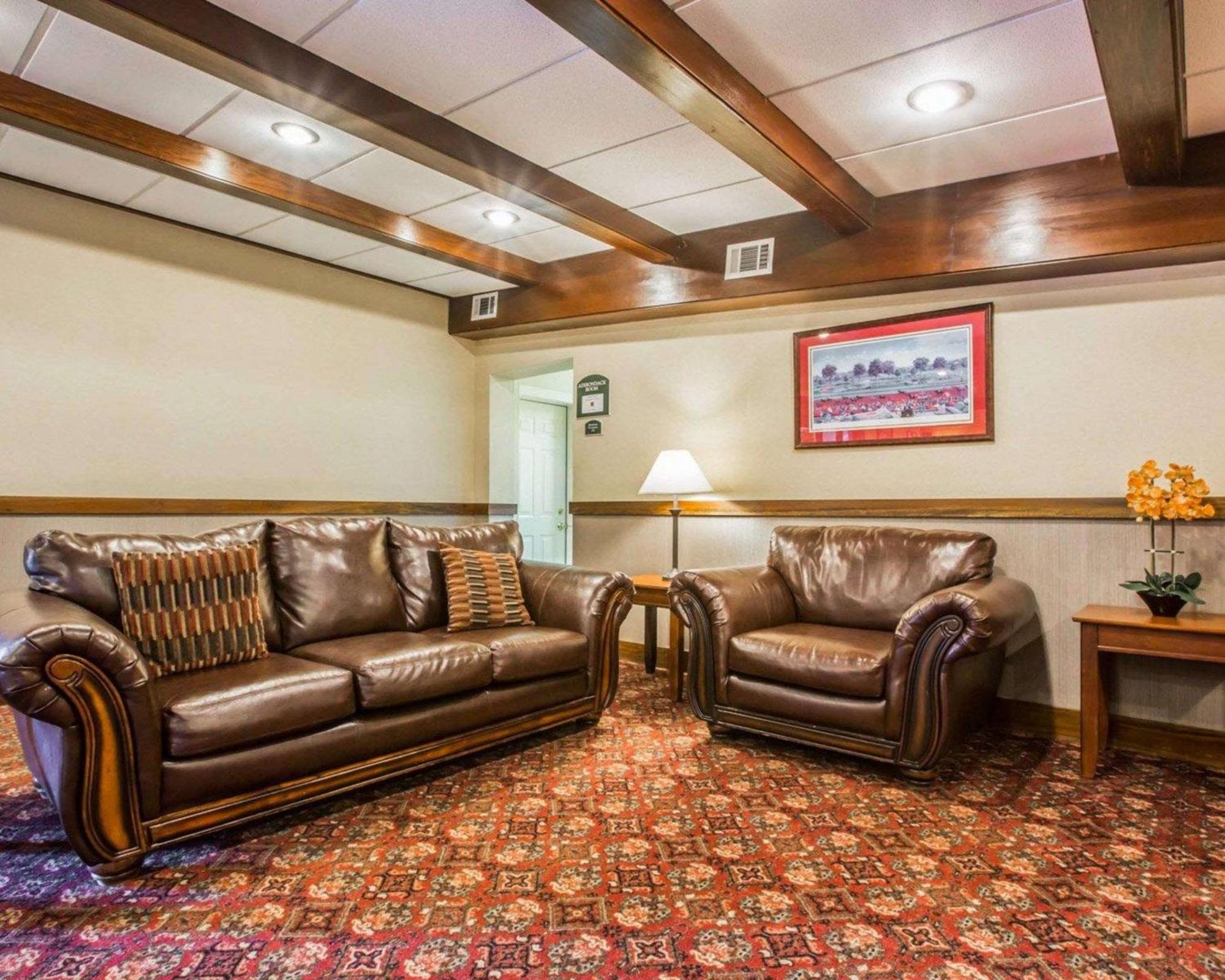 Clarion Inn & Suites At The Outlets Of Lake George Exterior foto